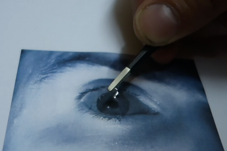 Ilustrasi proses meletakkan lensa kontak di atas foto iris mata untuk memperdaya scanner Galaxy S8.