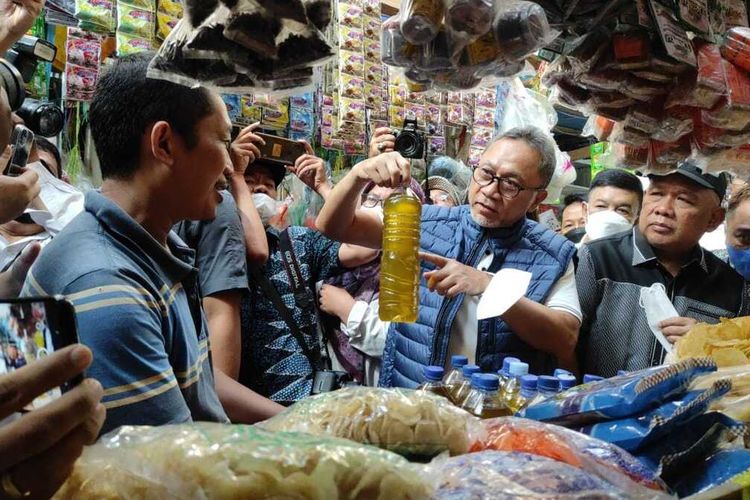 Mendag Zulkifli Hasan melakukan sidak ke Pasar Klandasan Balikpapan untuk memantau harga kebutuhan pokok.