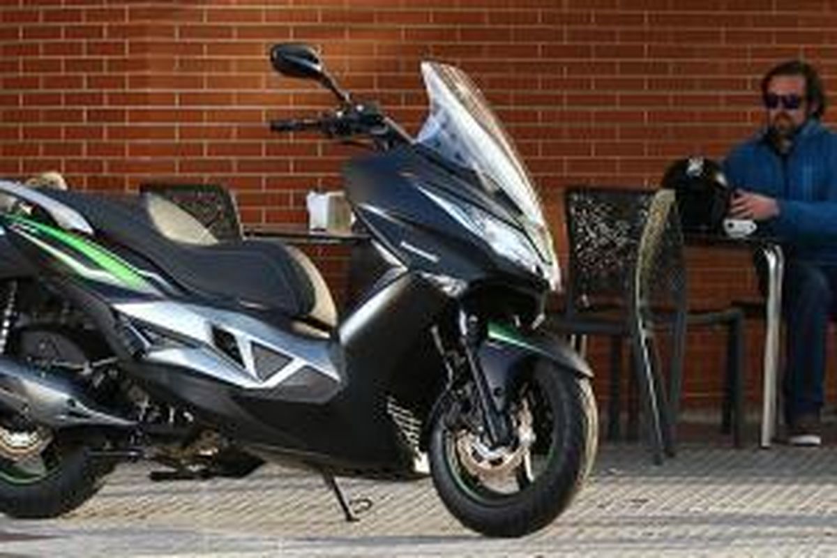 Kawasaki meluncurkan skutik 125 cc di Eropa.