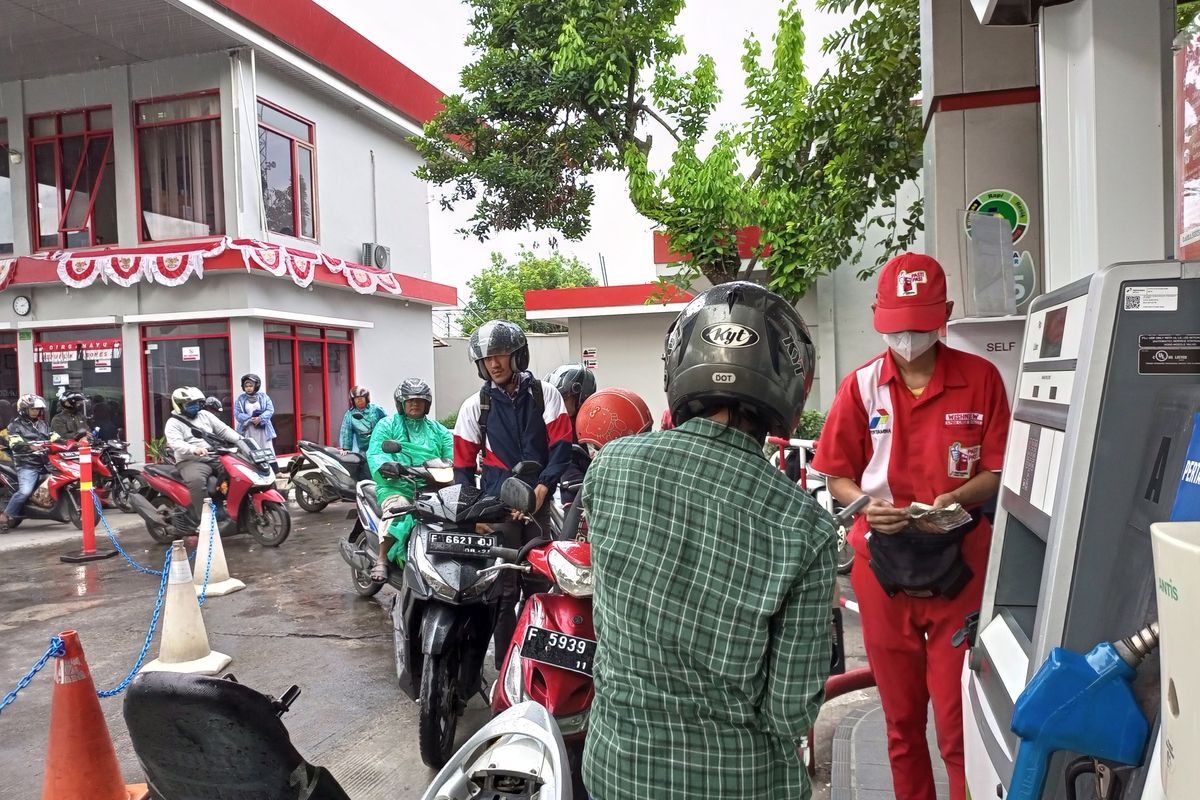 Sejumlah pengendara mengantre di salah satu stasiun pengisian bahan bakar umum atau SPBU di wilayah Kota Bogor, Jawa Barat, Sabtu (3/9/2022).