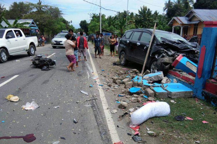  Mobil Bupati Banggai baku tabrak dengan pengendara sepeda motor saat hendak bersafari Ramadhan bersama rombongan gubernur Sulteng, Senin (5/6/2017). 