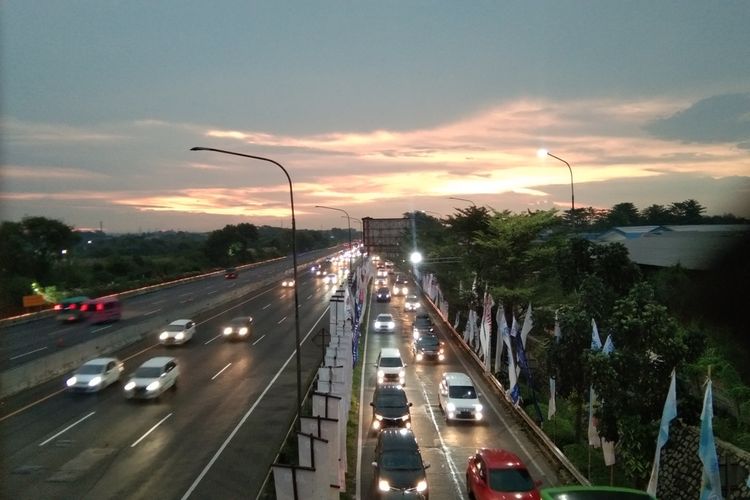 Antrean kendaraan masuk Rest Area Kilometer 57 tol Jakarta-Cikampek, Jumat (29/4/2022) pukul 18.30 WIB.