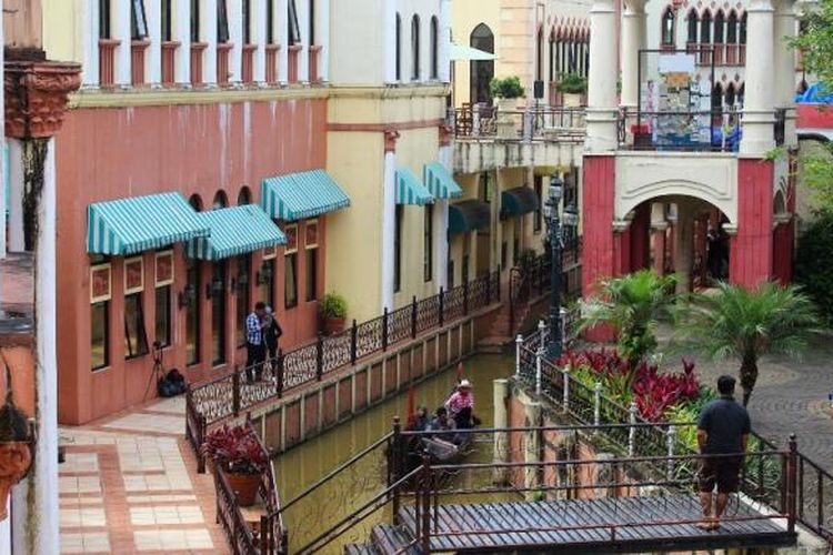 Suasana kawasan wisata venice, barisan gedung bernuansa eropa dan aliran sungai kecil membawa suasana pengunjung ke Venesia.