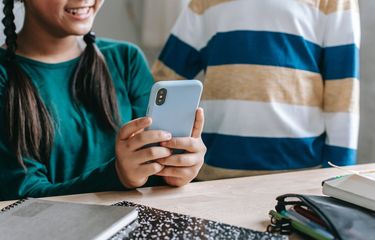Anak Ketahuan Sexting? Jangan Panik, Begini Cara Menanganinya