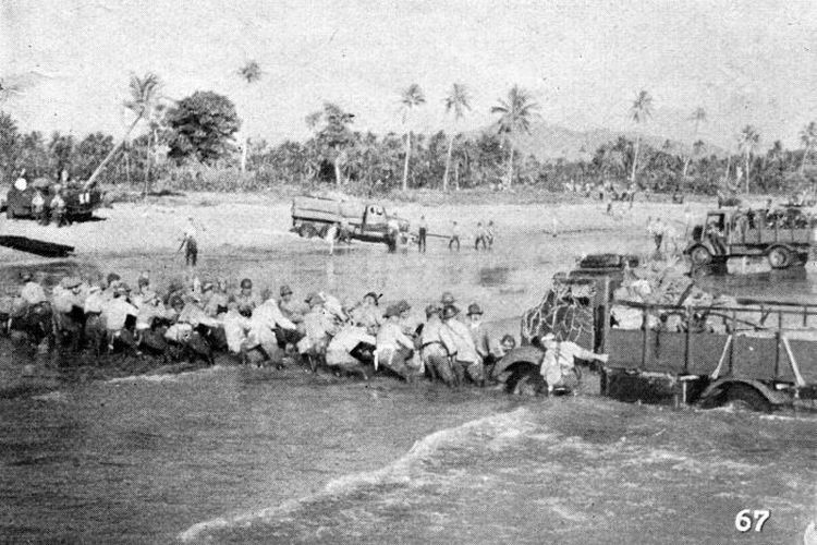 Pasukan Jepang sedang menginvasi Pulau Jawa tahun 1942