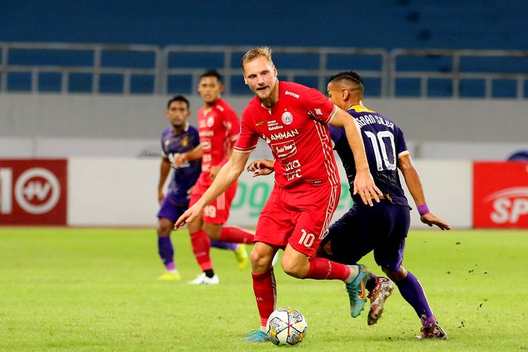 Pemain Persija Jakarta Hanno Behrens dijaga ketat pemain Persik Kediri saat pertandingan pekan ke-11 Liga 1 2022-2023 yang berakhir dengan skor 1-1 di Stadion Jatidiri Semarang, Sabtu (10/11/2022) malam.