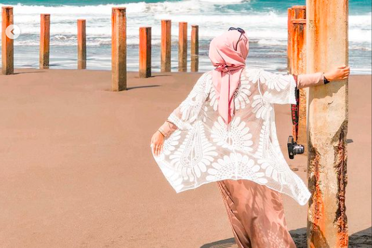 Inspirasi OOTD ke pantai buat hijabers