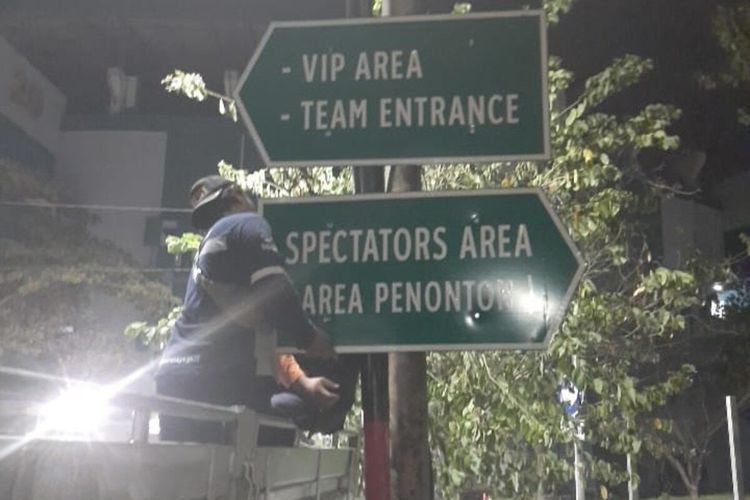 Pemkot Surabaya memasang petunjuk jalan menuju ke area Stadion GBT. Penunjuk jalan itu untuk membedakan akses antara vip area (area VIP), team entrance (pintu masuk tim official) dan Spectators Area (area penonton).