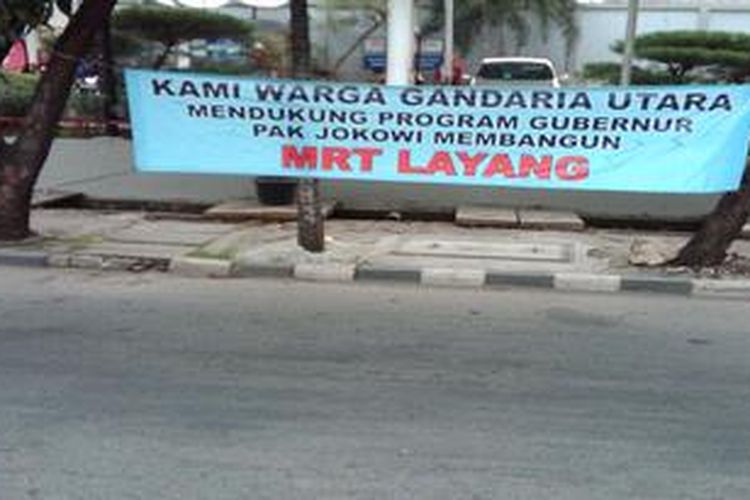 Salah satu spanduk dukungan warga terhadap pembangunan MRT Layang di Jalan Fatmawati pada Senin (6/5/2013)
