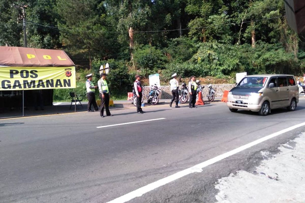 Polisi meningkatkan pemeriksaan terhadap setiap kendaraan yang melintas di kawasan Puncak Cianjur, Jawa Barat. 