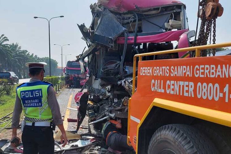 Proses evakuasi 4 bus yang terlibat kecelakaan beruntun di KM 69 Tol Tangerang-Merak, Sabtu (16/10/2021).