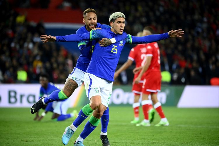 Penyerang timnas Brasil Pedro (depan) merayakan golnya bersama Neymar (belakang) dalam laga persahabatan melawan Tunisia di Stadion Parc des Princes, Paris, Perancis, 27 September 2022.