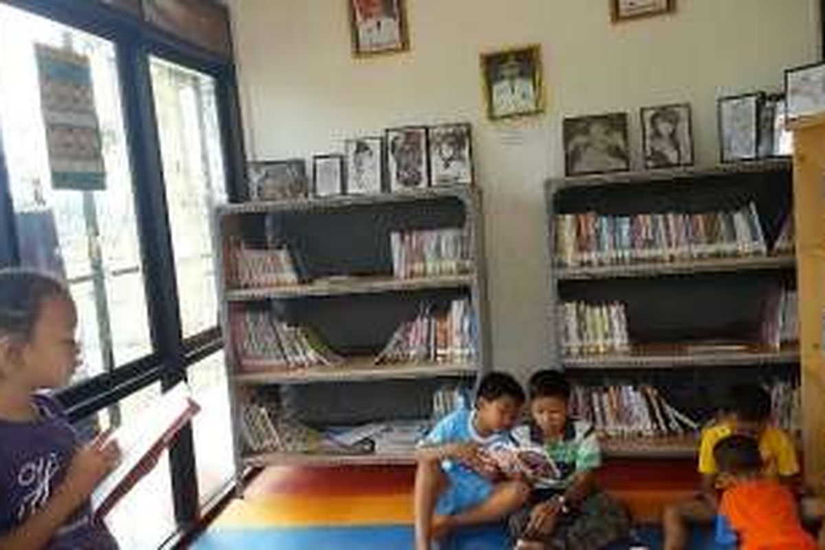Sejumlah anak memanfaatkan fasilitas perpustakaan di Ruang Publik Terpadu Ramah Anak (RPTRA) Kembangan, Jakarta Barat, Rabu (3/2/2016).