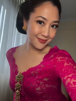 Sherina Munaf curi perhatian dengan kebaya fuchsia saat Tingalan Jumenengan Mangkunegaran. Intip detailnya.