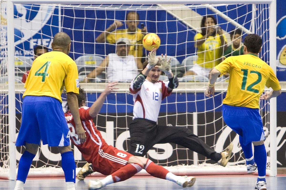 Pemain futsal Brasil Falcao (kanan) menendang untuk mencetak gol ke gawang yang dijaga oleh kiper Rusia Sergei Zuev (12) dalam laga semifinal Piala Dunia Futsal FIFA di Stadion Maracanazinho, Rio de Janeiro, Brasil, pada 16 Oktober 2008.