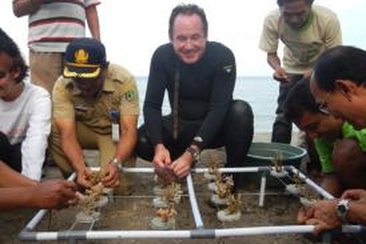 Konsul Jenderal Amerika Serikat di Surabaya Joaquin F. Monserrate melakukan transplantasi terumbu karang di wilayah laut perairan Pantai Bangsring Kabupaten Banyuwangi 