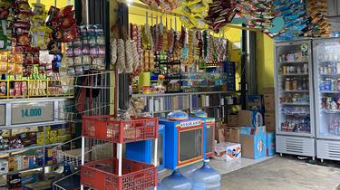 Di Balik Warung Madura 24 Jam: Tempat Usaha Sekaligus Rumah di Ruang Sempit