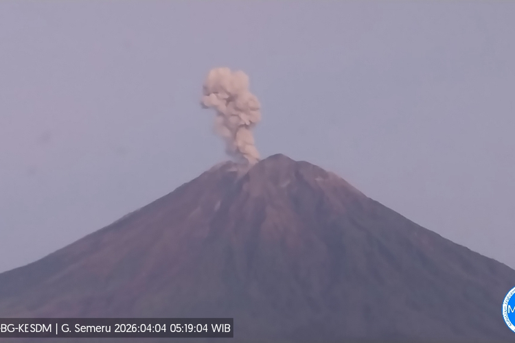 Semeru Erupsi 9 Kali Sabtu Pagi, Semburkan Asap Setinggi 1 Kilometer