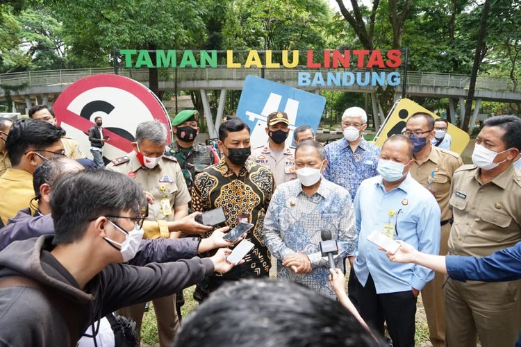 Komisi Pemberantasan Korupsi (KPK), Wali Kota, Kepala Kantor Pertanahan dan Kepala Kejati Kota Bandung serta Asdatun Kejaksaan Tinggi Jawa Barat melakukan kunjungan lapangan terhadap tiga aset Pemerintah Kota Bandung yang bermasalah ataupun dalam sengketa di beberapa lokasi di Kota Bandung, Selasa (7/9/2021).