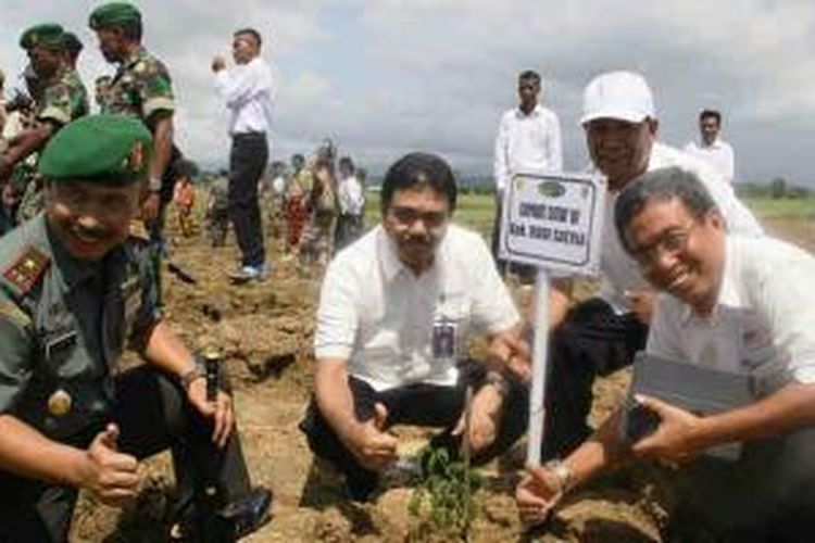 Corporate Secretary Bank BRI Budi Satria (tengah) beserta jajaran staf BRI bersama Danrem 161/Wira Sakti Brigjend Achmad Yuliarto (kiri) melakukan tanam kelor di perbatasan NKRI – Timor Leste