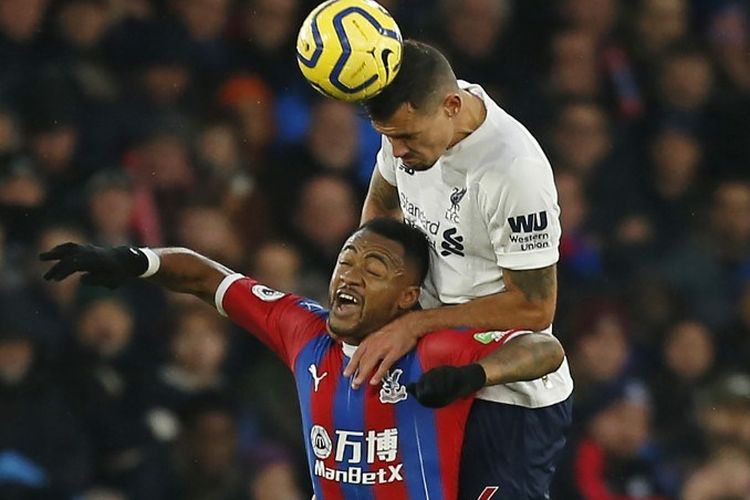 Dejan Lovren (putih) dan Jordan Ayew berduel memperebutkan bola pada laga Crystal Palace vs Liverpool dalam lanjutan Liga Inggris di Stadion Selhurst Park, 23 November 2019. 