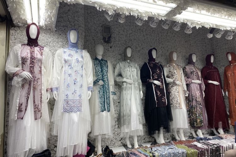 Gamis-gamis Lebaran yang dijual di Pasar Tanah Abang, Jakarta Pusat, Rabu (19/2/2025).