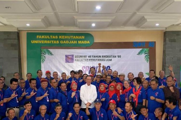 Jokowi nostalgia di acara reuni dan sebut menyelesaikan studi tanpa pernah mengulang mata kuliah apa pun, bahkan menyindir rekan seangkatannya yang justru sempat harus mengulang hingga delapan kali.