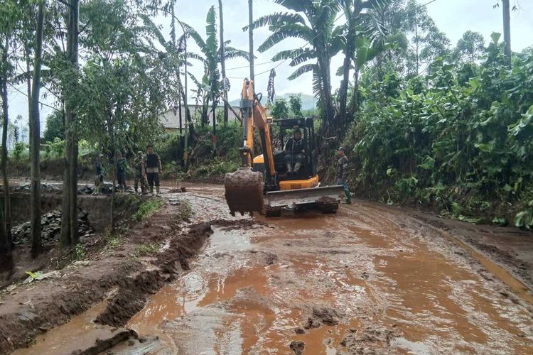 Hujan deras yang melanda wilayah, Kabupaten Bandung dan sekitarnya, menyebabkan banjir bandang di Jalan Raya Kertasari - Pacet, Kabupaten Bandung, Jawa barat. Banjir mengakibatkan terputusnya akses jalan baik menuju Kertasari atau Pacet. Tak hanya itu, akibat banjir bandang tersebut sejumlah kendaraan roda dua terbawa arus.