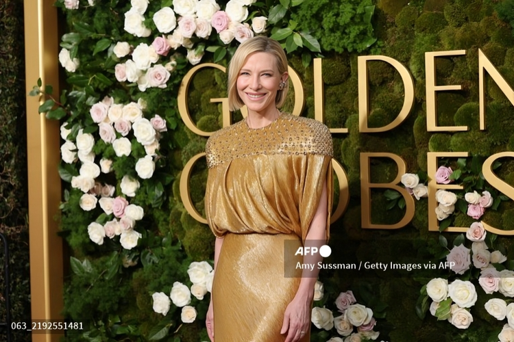 Cate Blanchett Pakai Ulang Gaun Emas Lama di Golden Globes 2025