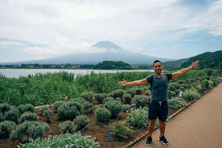 I Made Mahendra Budhiastra berpose di kawasan Kawaguchi, Jepang.