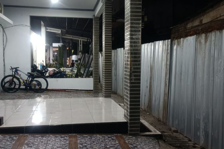 Kondisi tembok seng yang dibangun di sejumlah rumah yang berada di Perumahan Green Village, Perwira, Bekasi Utara, Minggu (25/6/2023). Tembok seng itu dibangun karena diduga pihak pengembang perumahan menyerobot tanah milik orang lain.