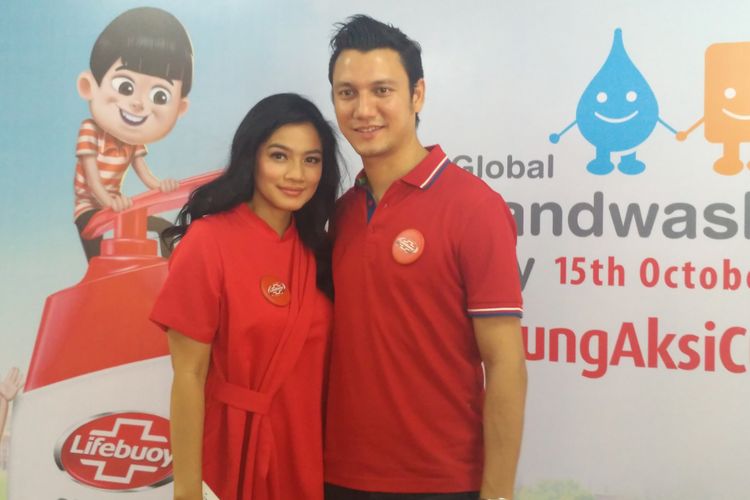 Pasangan selebritas Titi Kamal dan Christian Sugiono saat ditemui dalam sebuah acara penyuluhan kesehatan di kawasan Blok S, Kebayoran Baru, Jakarta Selatan, Senin (15/10/2018).