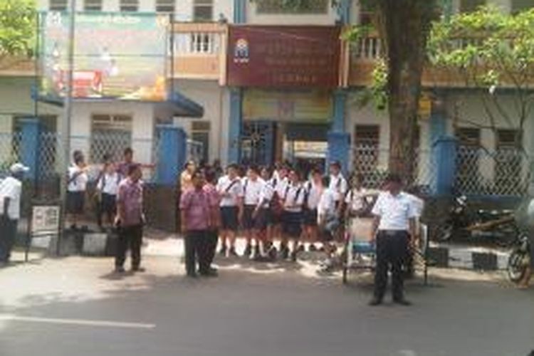Siswa SMP Katolik Maria Fatima Jember, Jawa Timur, terpaksa dipulangkan lebih awal gara- gara isu unjuk rasa di Depan Mapolres Jember, Rabu (23/10/13).