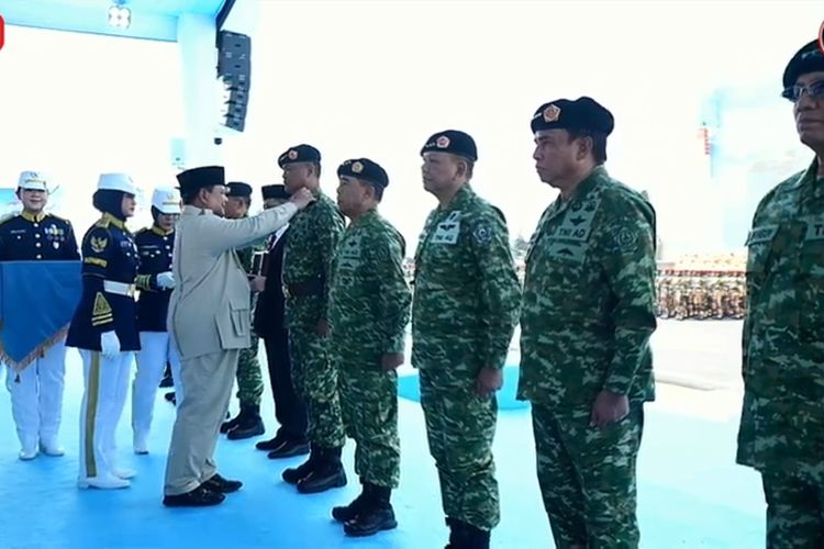 Presiden Prabowo Subianto melantik Letjen TNI Tandyo Budi Revita sebagai Wakil Panglima TNI, dalam upacara kehormatan militer di Batujajar, Bandung, Jawa Barat, Minggu (10/8/2025).