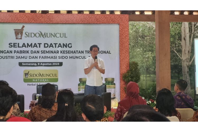 PT Industri Jamu dan Farmasi Sido Muncul Tbk mengundang puluhan dokter, akademisi, dan pegawai pemerintahan untuk menyaksikan proses produksi obat dan suplemen herbal di pabrik mereka di Kecamatan Bergas, Kabupaten Semarang, Jawa Tengah, Rabu (9/8/2023)