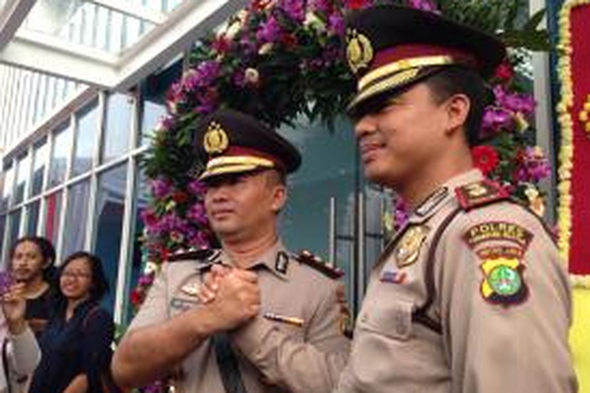 Kapolres Tangerang Selatan Ajun Komisaris Besar Ayi Supardan didampingi Wakapolres Tangerang Selatan Komisaris Bachtiar Alfonso menjalani sesi foto bersama di depan bangunan sementara Polres Tangerang Selatan, gedung Universitas Pembangunan Jaya (UPJ), Jalan Boulevard Bintaro, Tangerang Selatan, Rabu (19/8/2015). 