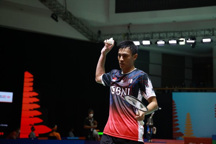 Shesar Hiren Rhustavito saat melawan Sitthikom Thammasin (Thailand) pada babak 32 besar Indonesia Open 2021 di Bali International Convention Centre, Selasa (23/11/2021).