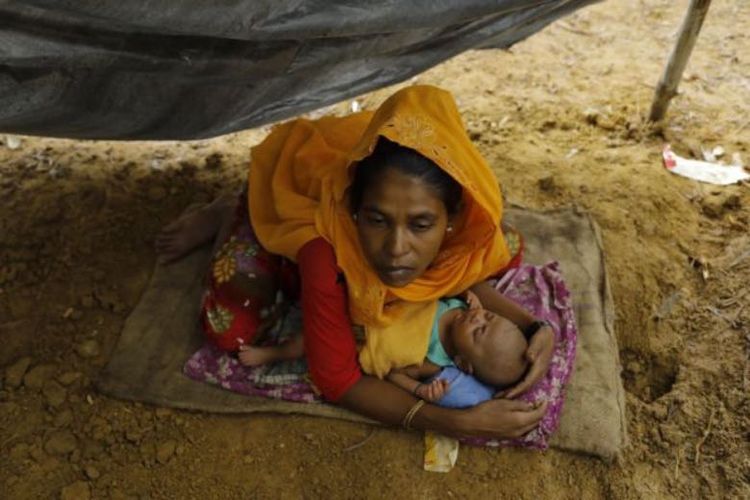 Pengungsi Rohingya dan anaknya di kota kecil Teknaf di perbatasan Bangladesh, 5 September 2017.