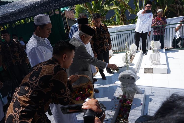 KH Maaruf Amin berziarah di makam KH Saleh Lateng Banyuwangi Rabu (31/10/2018)