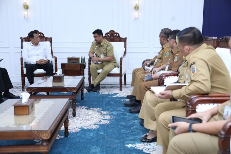 Wakil Menteri Pendayagunaan Aparatur Negara dan Reformasi Birokrasi (PANRB) Purwadi Arianto dalam petermuan dengan Gubernur Sumatera Utara Bobby Nasution di Kantor Gubernur Sumatera Utara, Medan, Senin (23/2/2026).