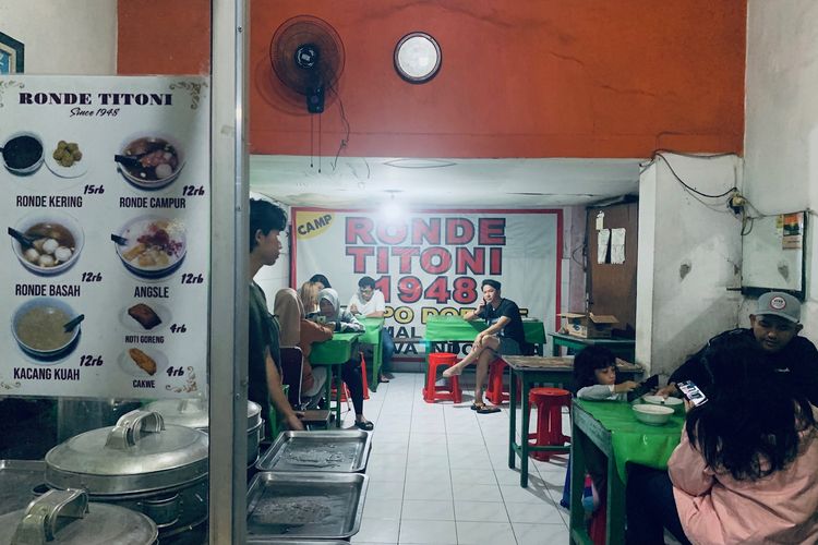 Suasana tempat kuliner legendaris Kota Malang, Ronde Titoni.