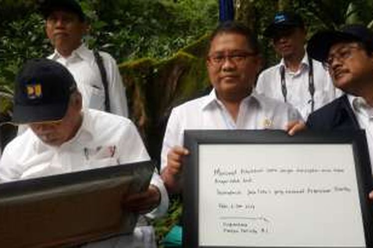 Menteri Komunikasi dan Informatika RI Rudiantara saat mengunjungi Arboretum Sumber Brantas, Kecamatan Bumiaji, Kota Batu, Jawa Timur, Jumat (6/1/2016)