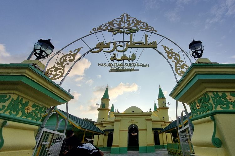 Masjid Raya Sultan Riau peninggalan Raja Ali Haji yang ada di Pulau Penyengat.