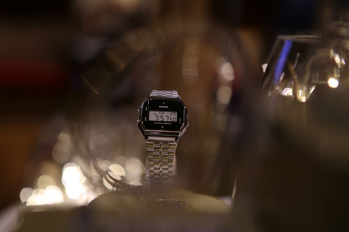 Jam tangan Casio A159WAD-1 salah satu arloji berhias berlian alami yang mulai dipasarkan di Tanah Air sejak bulan Agustus 2018 ini. 