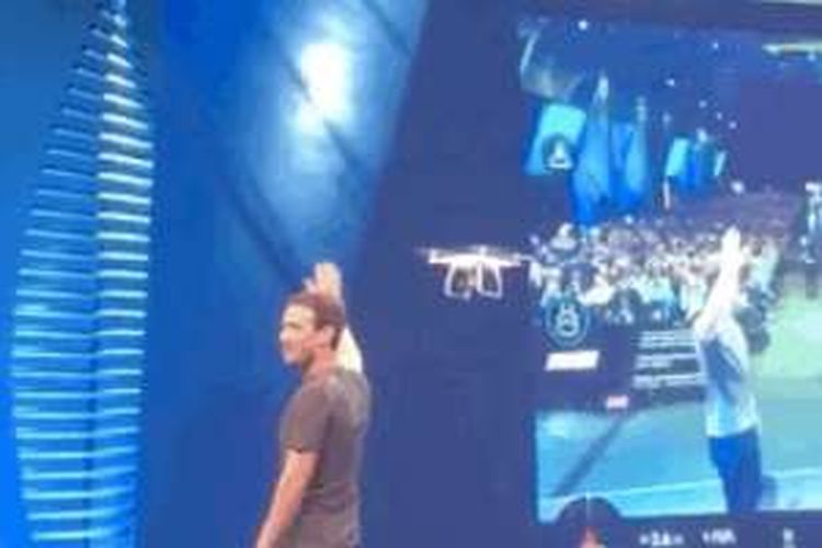 CEO Facebook Mark Zuckerberg mendemonstrasikan kemampuan live streaming lewat drone dalam konferensi F8 di San Francisco, AS, Selasa (12/4/2016)