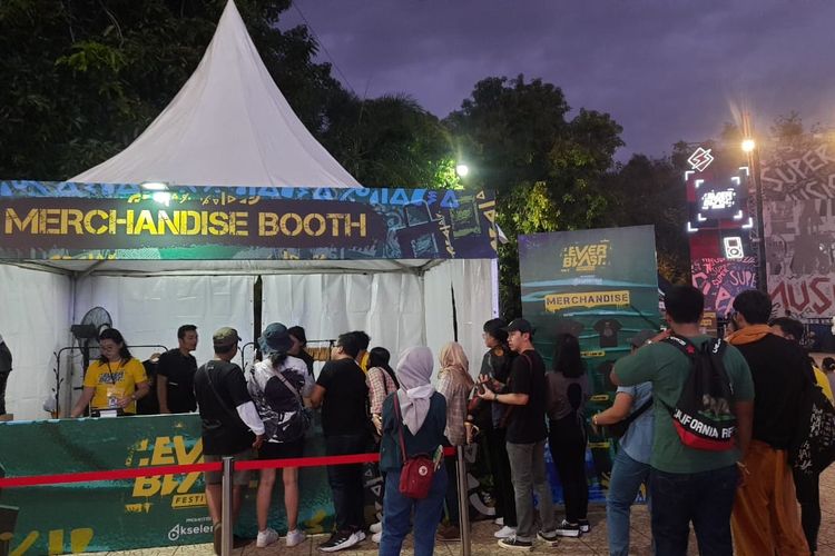 Penonton mengantre di tempat penjualan merchandise resmi Simple Plan di hari pertama Everblast Festival 2023 yang digelar di Gambir Expo Kemayoran, Jakarta Pusat, Sabtu (4/3/2023).
