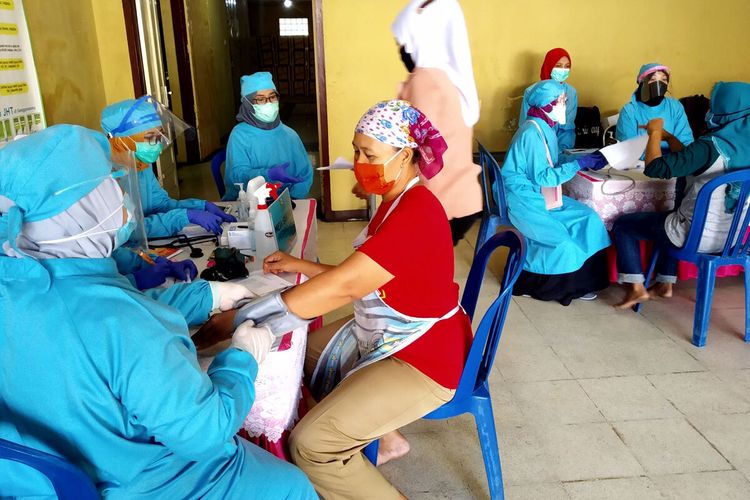 Pekerja sebuah pabrik rokok di Jalan Anggrek Kota Blitar menjalani skrining kesehatan sebelum mengikuti program vaksinasi Covid-19, Kamis (10/6/2021)