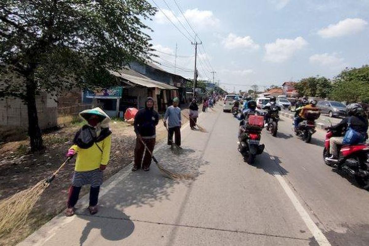 Penyapu koin di Jembatan Sewo di Kecamatan Sukra, Kabupaten Indramayu, Rabu (19/4/2023). 