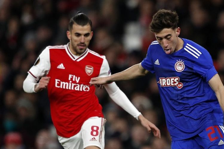 Konstantinos Tsimikas (kanan) berduel dengan Dani Ceballos (kiri) pada laga Arsenal vs Olympiakos di Stadion Emirates dalam lanjutan Liga Europa musim 2019-2020, 27 Februari 2020.