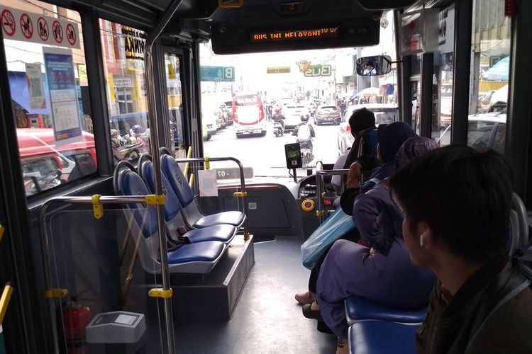 Sejumlah penumpang sedang duduk di dalam bus listrik Trans Metro Pasundan rute Leuwipanjang-Dago, Kota Bandung, Jawa Barat, Kamis (9/11/2023).